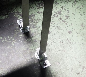 架台の足が床に固定された写真。アンカーボルトでしっかり固定されています。