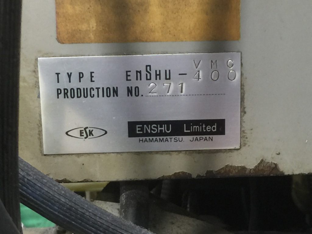こちらも機械の銘板になります。機種名・シリアルナンバーを示すものです。機種名が「TYPE ENSHU-VMC400」シリアルナンバーが「PRODUCTION NO.271」と刻んであります。
