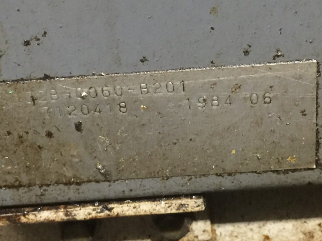 マシニングセンタの銘板と呼ばれるものです。機械の製造年月日を示しており、「1984 06」と刻まれています。