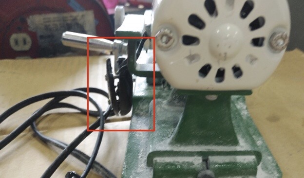 電源コードの中間地点にあるスイッチ部分が写っている写真です。ネジが中途半端に緩んでいるのが分かります。