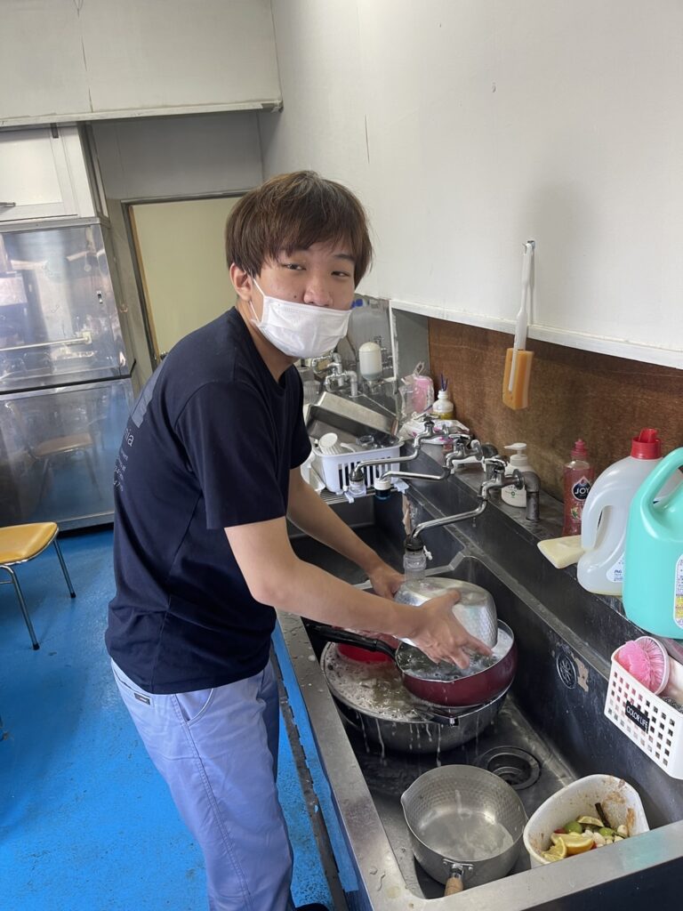 子会社の厨房で皿洗いをしているところ