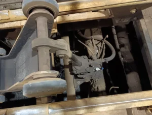 【飲料メーカー】タンク搬送用シリンダーのエア漏れ修理事例：パッキン破損によるエア漏れ対策