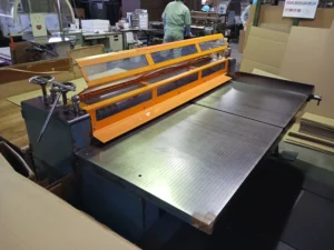 【段ボール製造業】非常停止用ロープスイッチ設置による安全性向上：裁断機への緊急停止装置追加事例